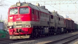 2М62У-0016 с грузовым поездом