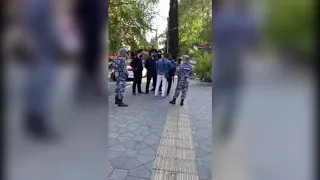 Словесная перебранка между полицейскими и прохожим в Сочи