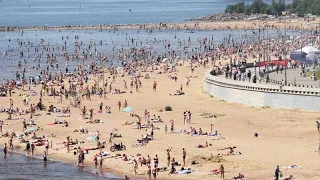 Жара пришла в Санкт-Петербург. Толпы людей заполонили все возможные пляжи