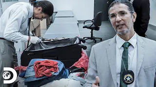 Passageiro foge após sua mala ser revistada | Aeroporto - Área Restrita | Discovery Brasil