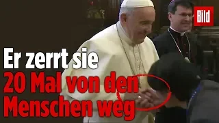 Papst will sich nicht küssen lassen – zieht 20 Mal die Hand weg