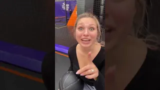 Lucy muss Oberkörper FREI im Trampolin Park springen?😳 #shorts