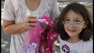 Millonario da un gran premio a humilde niña que su casa se quem0 😭❤️ Se merecen eso y más