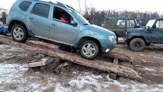 Дуся на качельках. Рено Дастер, автокачели.