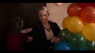 Kimberly gets Leighton a column of gay pride balloons | The Sex Lives Of College Girls 2x01