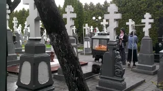 VIDEO0367 Скит Почаевской лавры,монашинское кладбище.