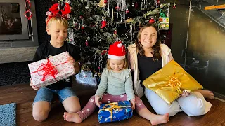 Vad får Alma, Harry & Laura i julklapp? Jul hos The Swedish Family VLOGG