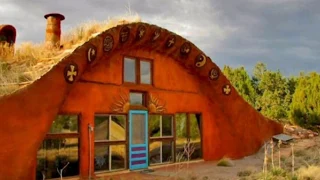 Incredible Professional Survivalist Builds Off-Grid Earthen Tiny House in Northern Arizona