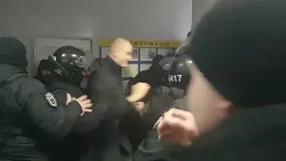 Побиття та затримання поліцією активістів біля Подільського відділку