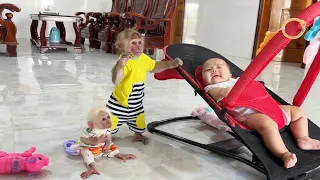 Monkey SinSin & ZiZi help Dad look after the baby when Dad goes on an urgent errand