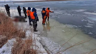 Под рыбаками начал трескаться лед и они чуть не утонули в Приморье