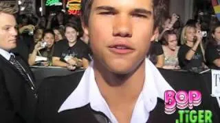 How to Get Taylor Lautner's Attention!