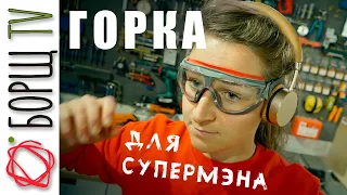 Что вытворяет эта девушка с фанерой и лобзиком ?!