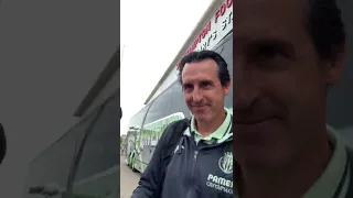 Fans: "Unai Emery, can you say good ebening?" Unai: 🤨🖕🖕🖕