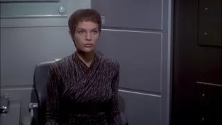 Archer informs T'pol she has to leave