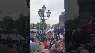 Дядя Вова мы с тобой митинг КПРФ. Полицейские включили песню дядя Вова мы с тобой на митинге!