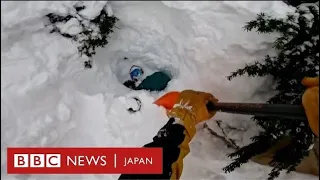 窒息寸前のスノーボーダーを救助、男性1人で懸命に雪をかき　米国