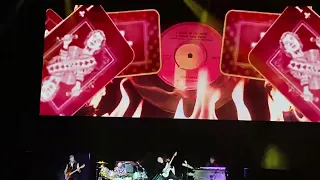 ¡El público enloquece con Deep Purple en Monsters of Rock Bogotá y su clásico "Smoke on the Water"!