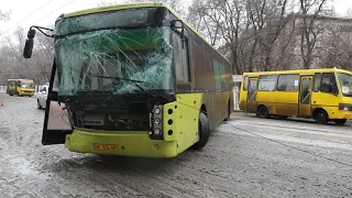 В Днепре возле ТРЦ Neo Plaza 146-ой автобус завалил столб и развернулся: движение затруднено