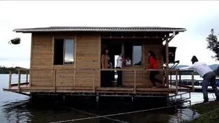 Colombia: estudiantes construyen casa flotante