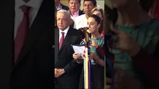 Claudia Sheinbaum recibe bastón de mando de manos del Presidente López Obrador