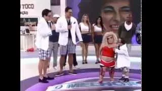 Rodrigo Faro e Xanddy rebolam no Dança Gatinho