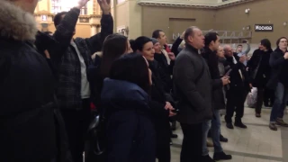 Песенный  флэшмоб на Киевском вокзале в Москве. Широка страна моя родная!