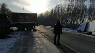 Фура на боку, аккуратный подьем на трассу.