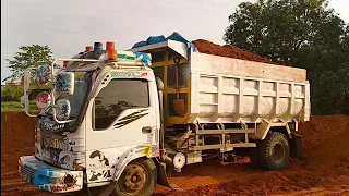 Mobil Dump Truk Tanah Bongkar Muatan Di Penimbunan Rawa