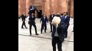 Мигран Арутюнян бросает подвязку невесты / Армянская свадьба в Москве 2017