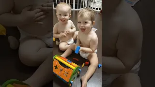 этот смех 😁..                           #двойняшки#двойня#twins#шортс