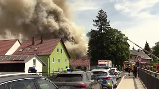 Großaufgebot der Einsatzkräfte beim Brand einer Stallung in Kümmersbruck / Gärmersdorf