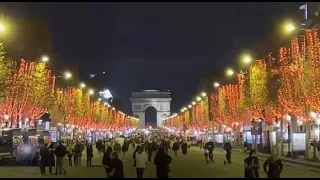 Paris'in Şanzelize Caddesi Noel için ışıklandırıldı