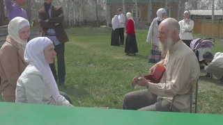 Столы на улице возле храма.