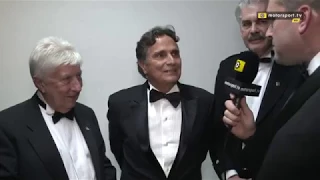 Nelson Piquet, brasileiro tricampeão mundial da Fórmula 1, chora ao receber prêmio pela carreira