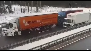 На скорости в полуприцеп: момент жёсткого ДТП большегрузов под Великим Новгородом