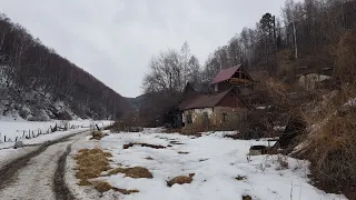 Ветхие избушки и новые дома в поселке около Байкала: прогулка по распадку