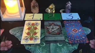 Tarot Love: MÔ TẢ NGƯỜI SẮP XUẤT HIỆN VÀ THEO ĐUỔI BẠN