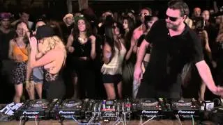 Solomun plays "Simion - Lost" live at Boiler Room