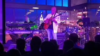 10 pm Larry Carlton featuring Ruslan Sirota