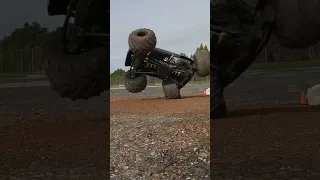 That ending tho 🔥 #monstertruck #shorts #4x4 #2wheelmadness #dounuts #losi #rc