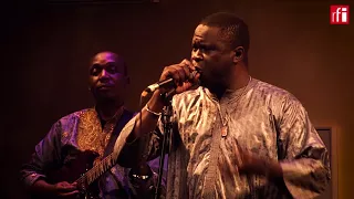 Toumani Diabaté et le Symmetric Orchestra interprètent "Lampedusa"