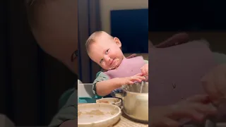 Как ребенок ест сам в 1 год 👼🏻 #малыш
