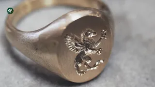 Creating a gold engraved signet ring | The fine art of making an eternal jewelry classic.