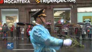 RAW: Chinese military band and unit of women honorary guards march at Moscow City Day