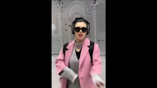 Ольга Серябкина танцует в аэропорту
