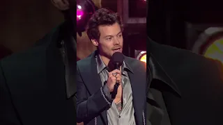 Harry Styles thanks his mum and his One Direction brothers #BRITs