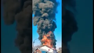 Пожар, горит пристрой к частному дому.