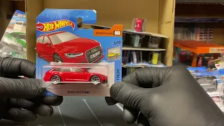 Посылка с Hot Wheels . Большая коробка с разным мейном..есть что то интересное ?