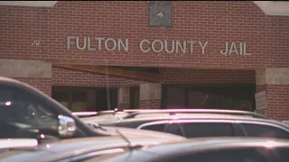First 2 defendants surrender at Fulton County Jail | Georgia Trump indictment